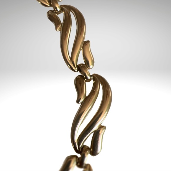 Monet Whirlaire Necklace Chunky Gold Tone with Whirled Links - Picture 3 of 10